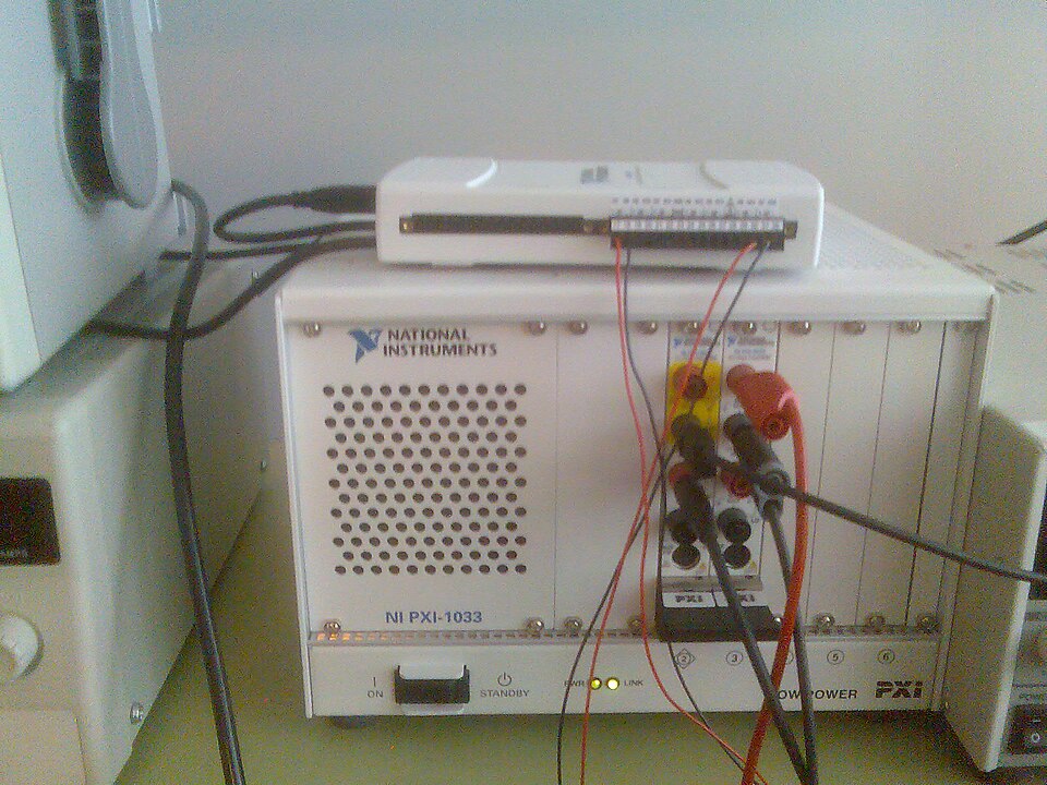NI PXI-1033 keret mérőmodulokkal, laborasztalon